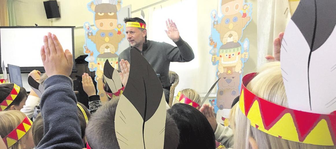 Sascha Ehlert vom Titus-Verlag hat mit einer Autorenlesung von Geschichten der Zahnindianer die Kinder im Kindergarten „Waldweg“ für die Zahnpflege sensibilisiert. Foto: Landkreis Celle Sascha Ehlert vom Titus-Verlag hat mit einer Autorenlesung von Geschichten der Zahnindianer die Kinder im Kindergarten „Waldweg“ für die Zahnpflege sensibilisiert. Foto: Landkreis Celle