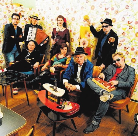 Ein Teil der Mannschaft des Tabadoul Orchestra. Foto: Tabadoul Orchestra / Benedikt Hesse Ein Teil der Mannschaft des Tabadoul Orchestra. Foto: Tabadoul Orchestra / Benedikt Hesse