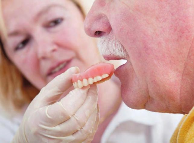 Auch wenn sich die Mundgesundheit der Senioren in Deutschland in den vergangenen Jahren insgesamt verbessert hat, ist der Gesundheitszustand von Zähnen und Mund bei Menschen mit Pflegebedarf deutlich schlechter Foto p:rodente