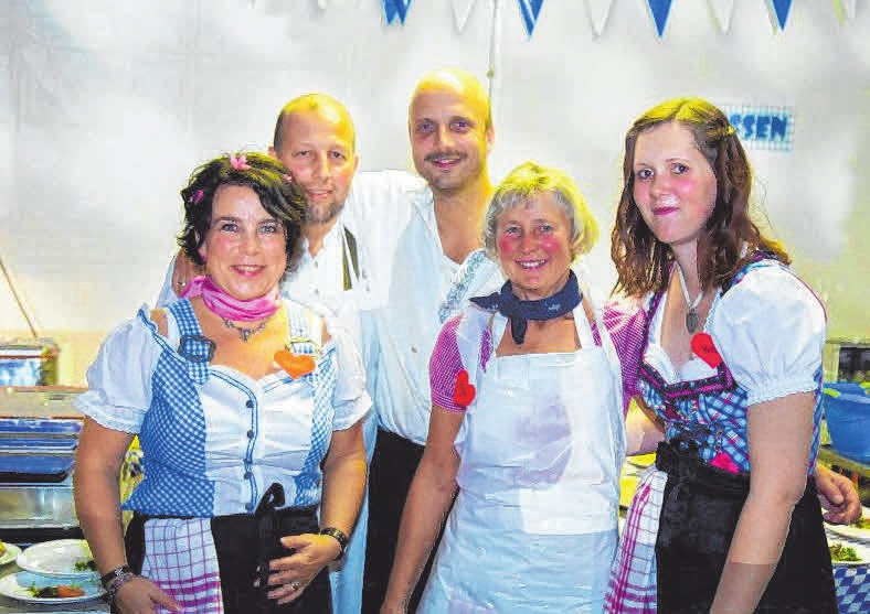 Viele fleißige Helfer tragen zu einem erfolgreichen Fest bei. FOTO: VERANSTALTER