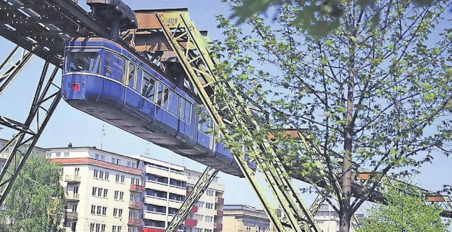 In elegantem Blau schwebte die Schwebebahn 1962 durch Wuppertal. Ab 1972 wurden neue Wagen angeschafft. Foto: Wuppertaler Stadtwerke In elegantem Blau schwebte die Schwebebahn 1962 durch Wuppertal. Ab 1972 wurden neue Wagen angeschafft. Foto: Wuppertaler Stadtwerke