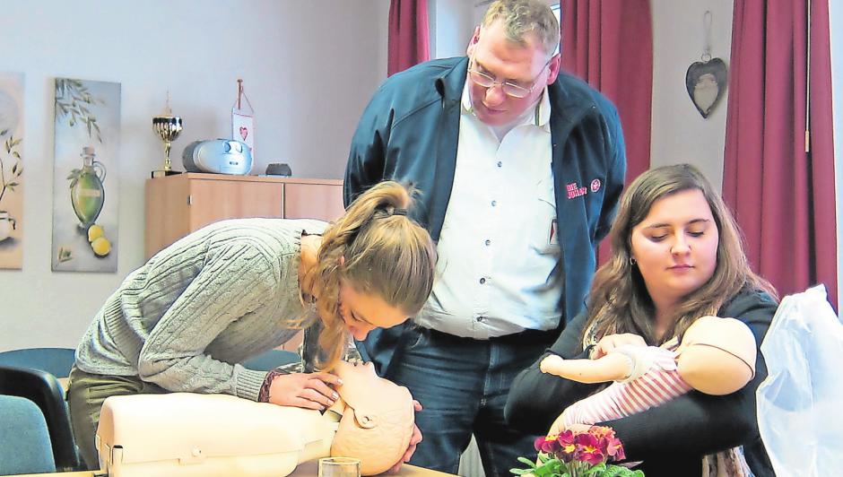 Spezialisierte Angebote: Neben Kursen für Babysitter gibt es auch Angebote für Betreuer von Behinderten, Trainer, Schiedsrichter sowie Schulsanitäter. JOHANNITER Spezialisierte Angebote: Neben Kursen für Babysitter gibt es auch Angebote für Betreuer von Behinderten, Trainer, Schiedsrichter sowie Schulsanitäter. JOHANNITER