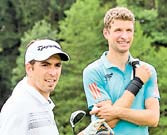Ex-Kapitän Philipp Lahm (l.) und Thomas Müller vom FC Bayern entspannten beim Golf.