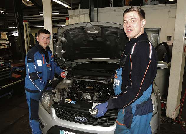 Kfz-Mechatroniker Michael Lüth (re.) und der Auszubildende Jan Hüttmann wissen, worauf es beim Frühjahrs-Check ankommt. FOTO: TAU Kfz-Mechatroniker Michael Lüth (re.) und der Auszubildende Jan Hüttmann wissen, worauf es beim Frühjahrs-Check ankommt. FOTO: TAU