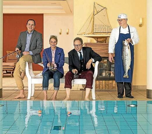 Geschäftsführer Florian Buchebner, Jasmine und Rainer Birke und Küchenchef Binder (v.li.n.re.). FOTO: PEPE LANGE Geschäftsführer Florian Buchebner, Jasmine und Rainer Birke und Küchenchef Binder (v.li.n.re.). FOTO: PEPE LANGE