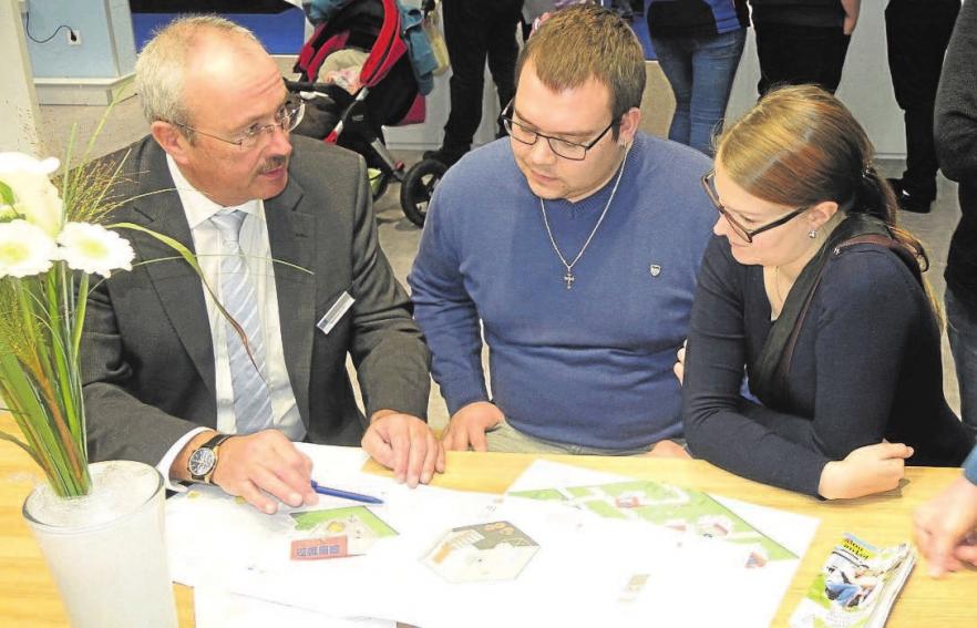 Was einen Besuch auf der Ímmobilienmesse zusätzlich interessant macht, sind die qualifizierten, persönlichen Gespräche mit dem Fachpersonal und den verschiedenen Firmenchefs. Fotos: Sonja Schönthier/Christine Wieser Was einen Besuch auf der Ímmobilienmesse zusätzlich interessant macht, sind die qualifizierten, persönlichen Gespräche mit dem Fachpersonal und den verschiedenen Firmenchefs. Fotos: Sonja Schönthier/Christine Wieser