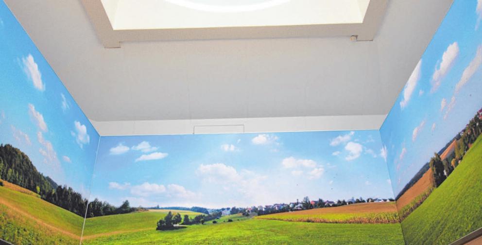 Der Dialogplatz ist in der Höhe eingesäumt von Bildern aus dem Bereich Mietinge. FOTO: FRANZ LIESCH
