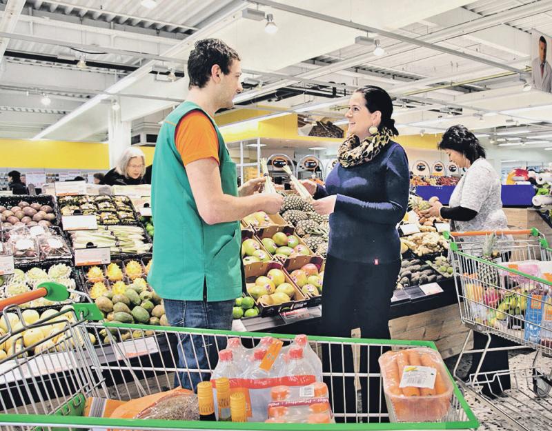 Kundenberatung in der Obst- und Gemüseabteilung. Foto: BerufeNet Kundenberatung in der Obst- und Gemüseabteilung. Foto: BerufeNet
