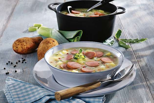 Am besten schmeckt die Kartoffelsuppe, wenn man ihr Zeit gibt, sie also gut vor sich hin köcheln lässt oder wieder aufwärmt. Der Geschmack der Zutaten wird dann immer intensiver. FOTO: DJD/METTEN FLEISCHWAREN GMBH & CO. KG Am besten schmeckt die Kartoffelsuppe, wenn man ihr Zeit gibt, sie also gut vor sich hin köcheln lässt oder wieder aufwärmt. Der Geschmack der Zutaten wird dann immer intensiver. FOTO: DJD/METTEN FLEISCHWAREN GMBH & CO. KG