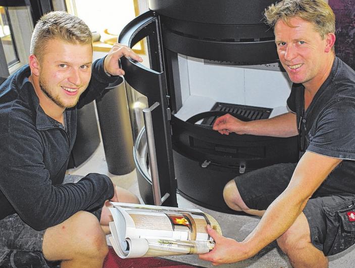 Ob mit Gas oder Holz: Benjamin und Dirk Folster (v.li.) sorgen für Behaglichkeit. FOTO: PA Ob mit Gas oder Holz: Benjamin und Dirk Folster (v.li.) sorgen für Behaglichkeit. FOTO: PA