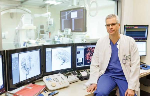 Neuroradiologe Dr. Harald Paukisch im Kontrollraum des High-Tech-Katheterlabors der Asklepios Klinik St. Georg