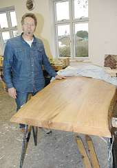 Aus massiven Holzstämmen fertigt Speer rustikale Tischplatten