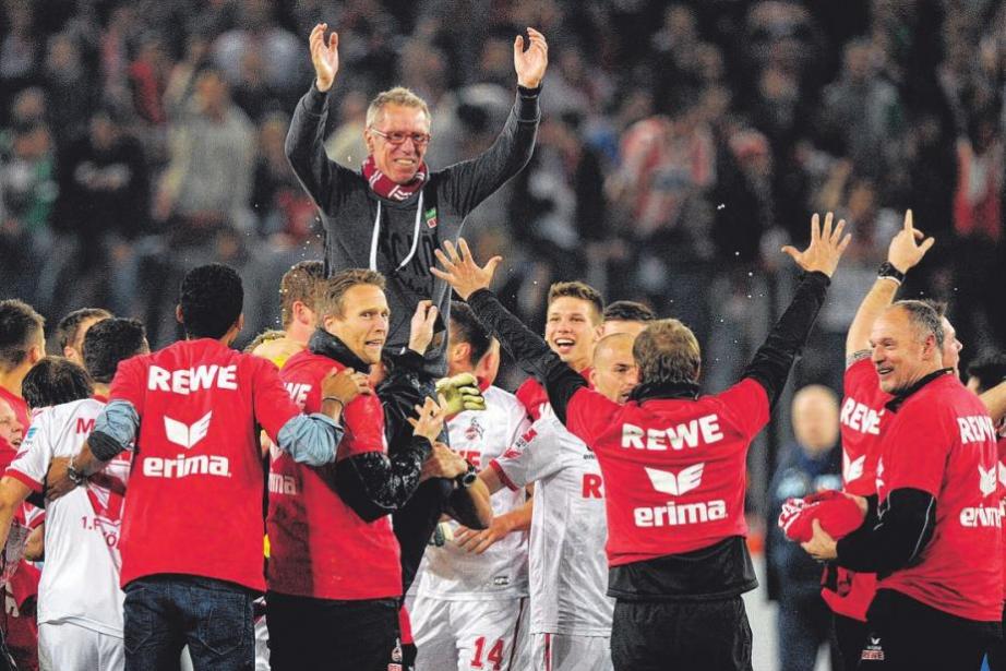 Trainer Peter Stögerwurde vonseiner Mannschaft durchs Stadion getragen. Foto: dpa Trainer Peter Stögerwurde vonseiner Mannschaft durchs Stadion getragen. Foto: dpa