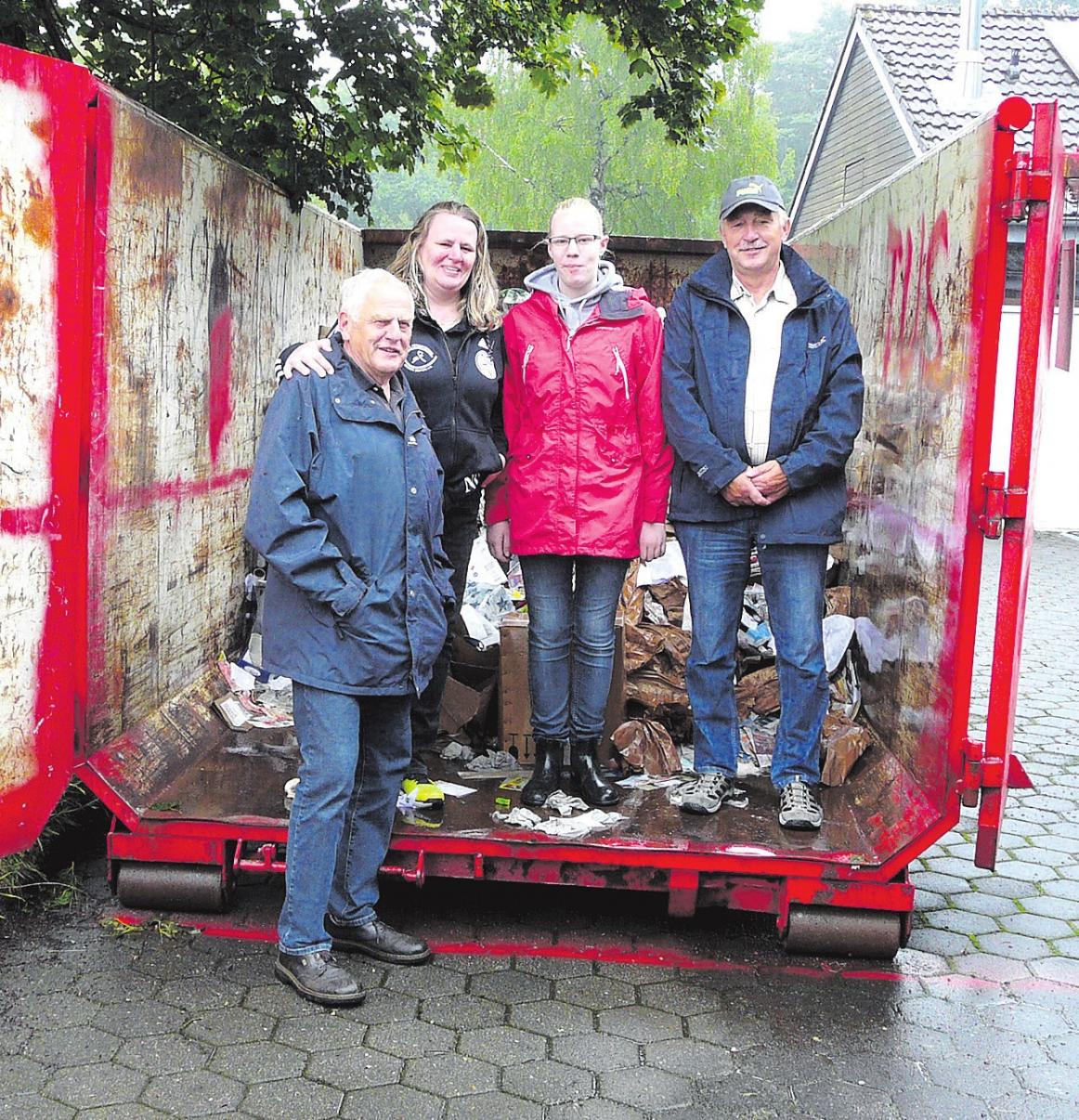 Altpapiersammlung am TuS-Vereinsheim. Foto: privat Altpapiersammlung am TuS-Vereinsheim. Foto: privat