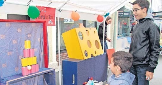 An vielen Ständen stehen die Kinder im Mittelpunkt.