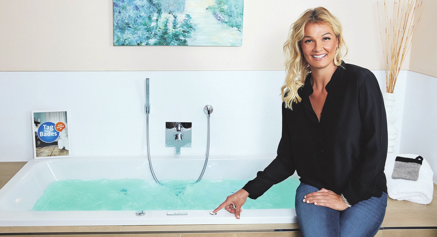 Die Badbortschafterin der Vereinigung Deutsche Sanitärwirtschaft, Franziska van Almsick, früher siegreiche Schwimmerin, heute erfolgreiche Geschäftsfrau, schwört auf die Kraft aus der Badewanne Fotos: VDS/AquaCultura