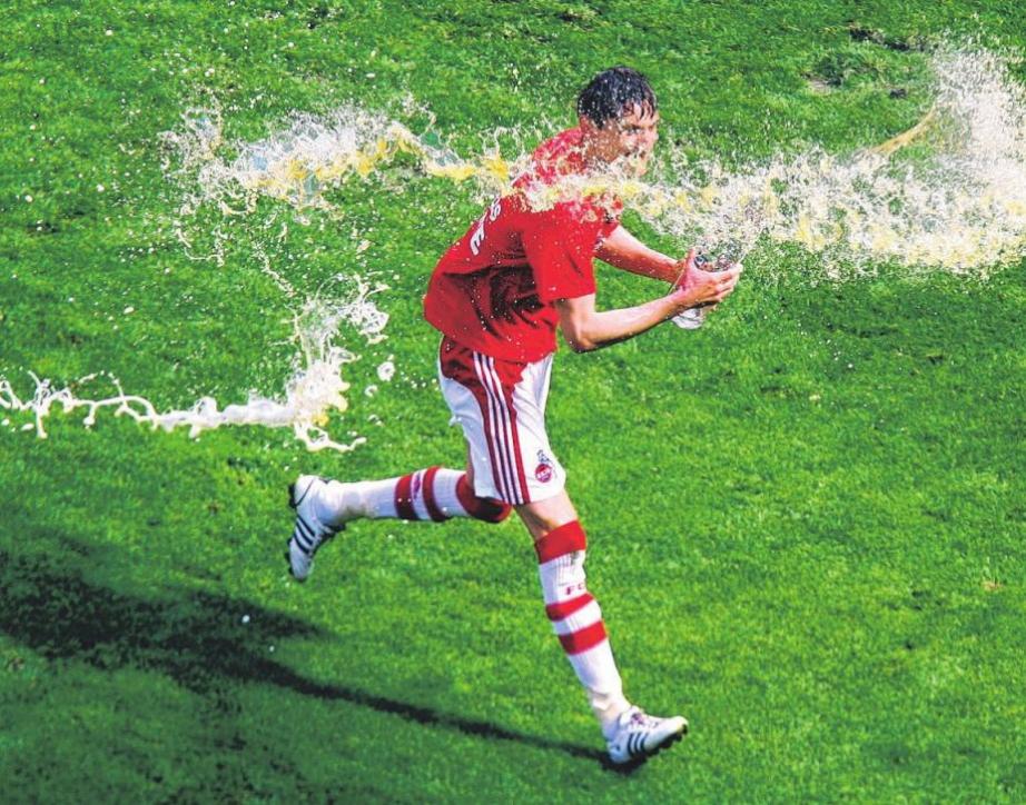 Milivoje Novakovic hatte bei der Bierdusche im Stadion richtig Freude. Foto: dpa Milivoje Novakovic hatte bei der Bierdusche im Stadion richtig Freude. Foto: dpa
