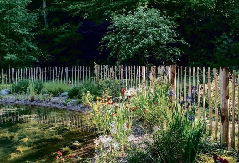 Der Naturzaun mit Staketen fügt sich perfekt in die Umgebung ein.Fotos: Bundesverband Garten-, Landschafts- und Sportplatzbau e.V.