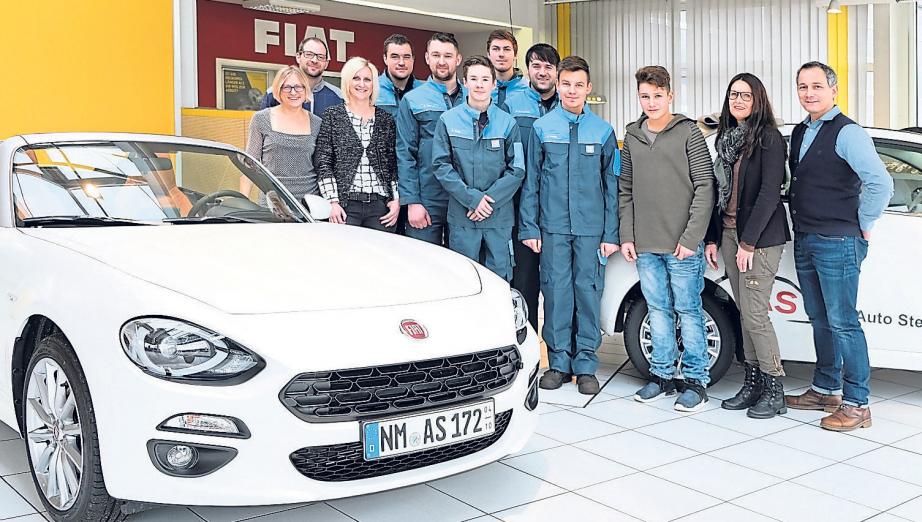 Zu den besten Autowerkstätten Bayerns gehört die von Armin Stender (rechts) in Dietfurt, und das ist vor allem dem engagierten und kompetenten Team zu verdanken. Foto: Autoservice Stender Zu den besten Autowerkstätten Bayerns gehört die von Armin Stender (rechts) in Dietfurt, und das ist vor allem dem engagierten und kompetenten Team zu verdanken. Foto: Autoservice Stender