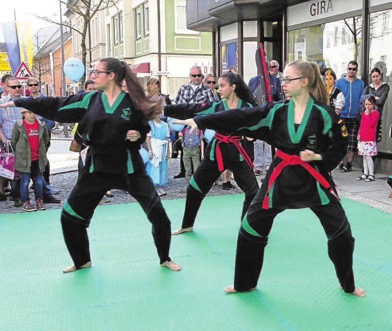 Die Besucher dürfen sich auf viele interessante Vorführungen wie die der Taekwondo-Gruppe freuen. Die Besucher dürfen sich auf viele interessante Vorführungen wie die der Taekwondo-Gruppe freuen.