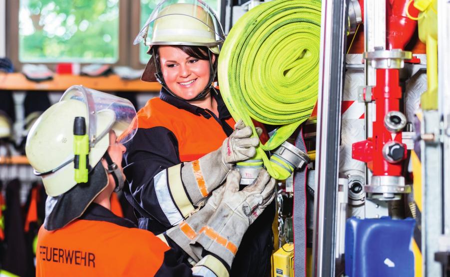 Kein Unterschied am Einsatzort: Frauen und Männer müssen alles können, und die Frauen haben’s drauf. Wer wo eingeteilt wird, entscheidet dann der Einsatzleiter spontan. © FFW SG Meinersen (1), kzenon/123RF (2) Kein Unterschied am Einsatzort: Frauen und Männer müssen alles können, und die Frauen haben’s drauf. Wer wo eingeteilt wird, entscheidet dann der Einsatzleiter spontan. © FFW SG Meinersen (1), kzenon/123RF (2)