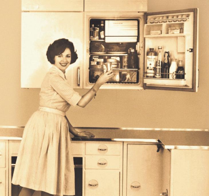 Zukunftsweisend: Mitte der 1950er-Jahre gab es die ersten hocheingebauten Kühlgeräte Foto: AMK  