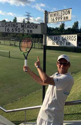 Australian Open. Tommy Lierhaus vorbildlich gekleidet auf der Anlage des Kooyong Lawn Tennis Clubs. Hemd mit Kragen ist Vorschrift, die Kappe draußen erlaubt. (Foto: Lierhaus)
