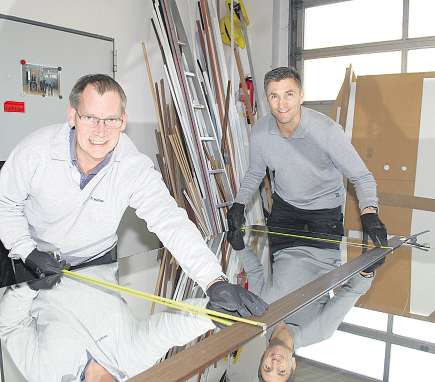 Glasermeister Frank Hamer (l.) und Sven Zarpe sorgen bei der Glaserei Jonny W. Müller unter anderem für den maßgeschneiderten Zuschnitt von Spiegelflächen Fotos: Jordan