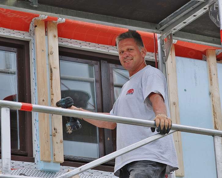 Auch bei hochsommerlichen Temperaturen ist Dachdeckermeister Rainer Wötzke mit seinem Team auf den Dächern im Einsatz, um neue Eindeckungen fertigzustellen Fotos: Tina Jordan