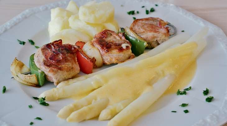 Weißer Spargel mit der traditionellen Sauce Hollandaise und dazu ein köstliches Filet im Speckmantel sowie Kartoffelvariationen sind ein Genuss Foto: pixabay
