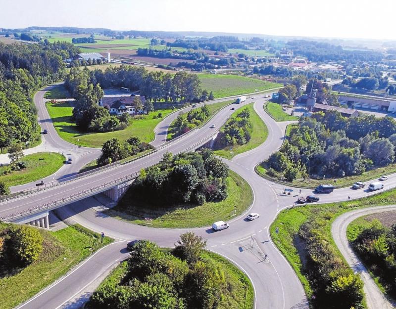 In Dasing trifft die B 300 auf die A 8. Der dortige Kreisverkehr – der Krake – wurde bereits im Jahr 2004 fertiggestellt. Ein paar Meter weiter nördlich beginnt die Ausbaustrecke. Fotos: Bastian Brummer In Dasing trifft die B 300 auf die A 8. Der dortige Kreisverkehr – der Krake – wurde bereits im Jahr 2004 fertiggestellt. Ein paar Meter weiter nördlich beginnt die Ausbaustrecke. Fotos: Bastian Brummer
