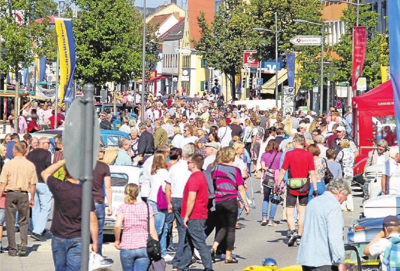 Flanieren, staunen und entdecken, einkaufen, sich mit der Familie, Freunden und Bekannten treffen und die Vielfalt des Angebots genießen. Der Michaeli-Markt Schwabmünchen ist Jahr für Jahr der Besuchermagnet bei Einheimischen und Gästen aus nah und fern. Flanieren, staunen und entdecken, einkaufen, sich mit der Familie, Freunden und Bekannten treffen und die Vielfalt des Angebots genießen. Der Michaeli-Markt Schwabmünchen ist Jahr für Jahr der Besuchermagnet bei Einheimischen und Gästen aus nah und fern.
