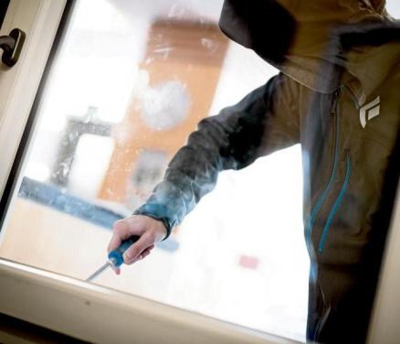 Ein einfacher Schraubenzieher reicht: Innerhalb weniger Sekunden können Einbrecher ins Haus gelangen, wenn Fenster nicht über eine passende Sicherung verfügen. Foto: Frank Rumpenhorst/dpa