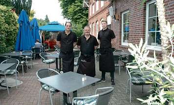 Jiannis Geitsidis (Mitte) und sein Team des Restaurants „Rhodos“ in Rellingen bedienen auch gern auf der Terrasse