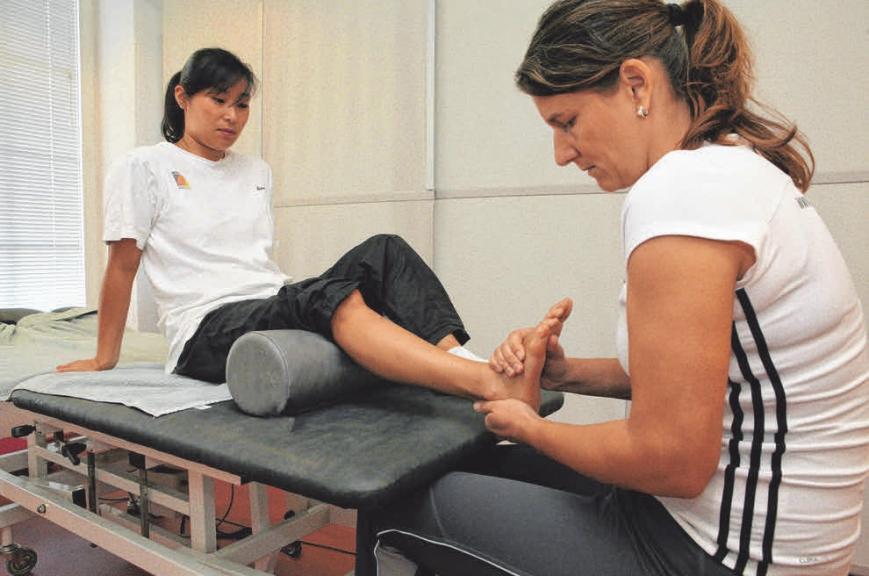 Physiotherapeuten können in einer eigenen Praxis arbeiten, aber auch in Kliniken und Reha-Zentren. FOTO: DIETER KROLL