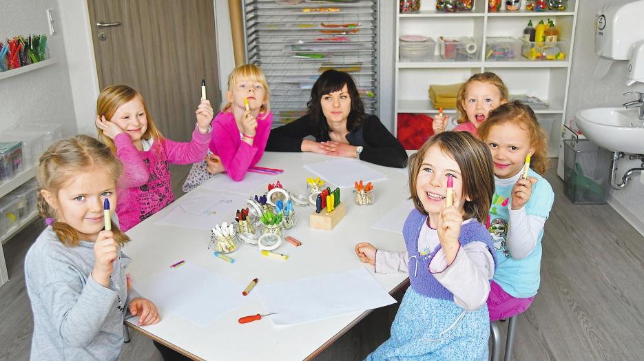 In jedem der beiden Ateliers in der fünfgruppigen Kinderland-Kita stehen für die Kinder eine Vielzahl von Farben und Materialien zur Verfügung. In jedem der beiden Ateliers in der fünfgruppigen Kinderland-Kita stehen für die Kinder eine Vielzahl von Farben und Materialien zur Verfügung.