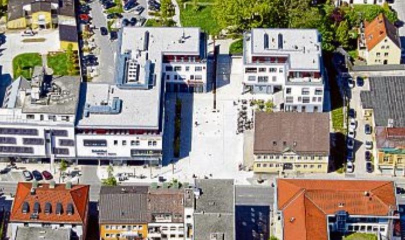 Neue Mitte 2014: Bei der Neuplanung wurde darauf geachtet, dass auf die bisherige Bebauung und den liebenswerten Charakter der Stadt Rücksicht genommen wurde. Foto: Museum Schwabmünchen Neue Mitte 2014: Bei der Neuplanung wurde darauf geachtet, dass auf die bisherige Bebauung und den liebenswerten Charakter der Stadt Rücksicht genommen wurde. Foto: Museum Schwabmünchen