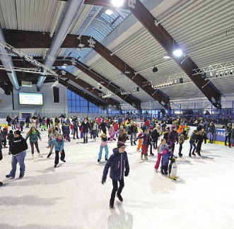 Eislaufvergnügen für Groß und Klein in Harsefeld. Foto: Eissporthalle Harsefeld