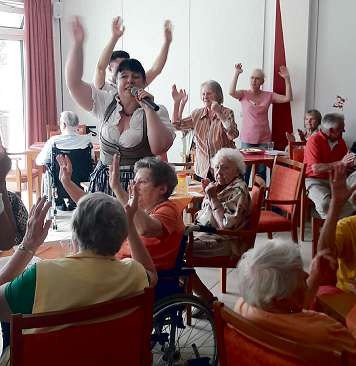 Die Sängerin Heidi Hedtmann versteht es, die Bewohner der Seniorenresidenz Rellingen mitzureißen Foto: pr