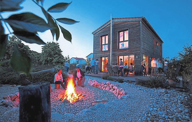 Moderne Architektur im ländlichen Umfeld: Von der naturbelassenen Holzfassade über die Terrassenbeplankung bis hin zu den Parkettböden und in Sichtbauweise ausgeführten Geschossdecken setzt der Entwurf dabei konsequent auf die Wärme und Behaglichkeit des Werkstoffes Holz. Die Flächenaufteilung wurde optimal auf zwei Bewohner abgestimmt und ist dennoch großzügig. Durchdachte, hochwertige Details sorgen für ganz persönlichen Luxus und halten das Haus auch im Alter ideal bewohnbar. Fotos: Aumann Haus GmbH/DHV