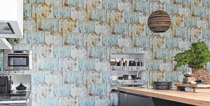 Mit Patina: Rasch gestaltet eine Küchenwand mit einer Tapete im Industrie-Look in zarten Blautönen. Mit Patina: Rasch gestaltet eine Küchenwand mit einer Tapete im Industrie-Look in zarten Blautönen.