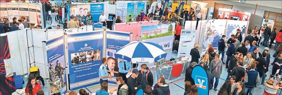 Viele Firmen stellen sich an den Infoständen in der Sporthalle vor. Von weltweit agierenden Automobil- und Luftfahrtkonzernen über Vertreter des Öffentlichen Dienstes bis zu kleinen oder mittelständischen Handwerks- und Beherbergungsbetrieben sowie weiterbildenden Schulen sind alle Sparten vertreten. Fotos: Lorenz Eri