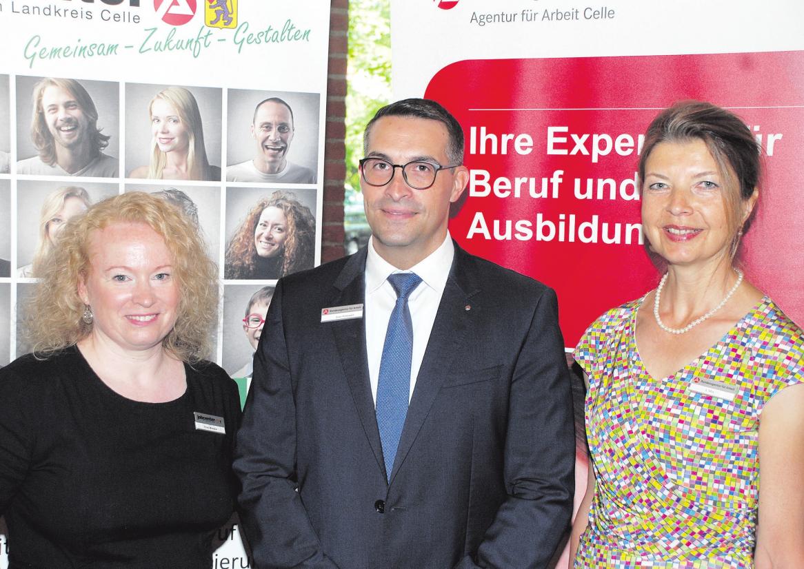 Dyana Mieske (von links), Sven Rodewald und Sabine Mix bei der sechsten Frauenberufsbörse. Foto: Göpfert Dyana Mieske (von links), Sven Rodewald und Sabine Mix bei der sechsten Frauenberufsbörse. Foto: Göpfert