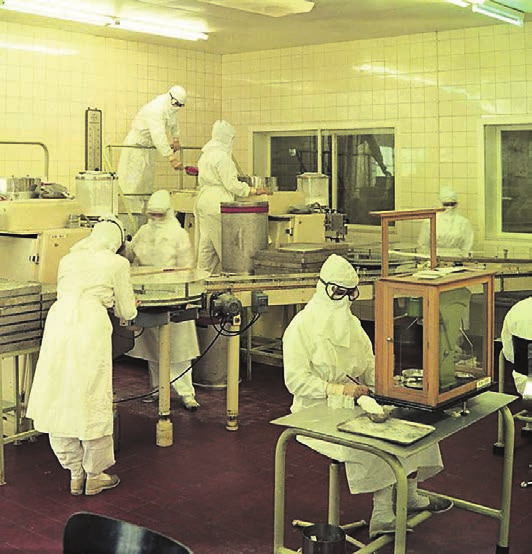 Ganz andere Anforderungen an die Sterilität erfüllten die Bayer-Produktionsstätten in den 60er Jahren, wie hier bei der Abfüllung von Penicillin. Foto: Bayer AG Ganz andere Anforderungen an die Sterilität erfüllten die Bayer-Produktionsstätten in den 60er Jahren, wie hier bei der Abfüllung von Penicillin. Foto: Bayer AG