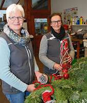 Die Floristinnen Ursula Bade (l.) und Meike Vanselow freuen sich auf neugierige Kunden