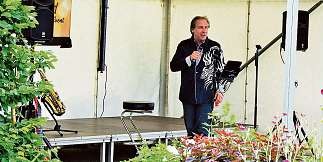Entertainer Peter Roland sorgte beim Sommerfest für gute Stimmung. Foto: jae