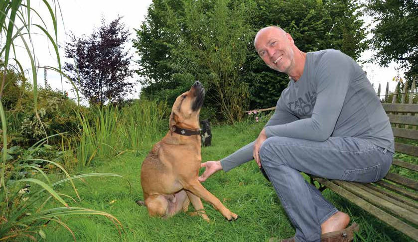Schmusestunde mit Hund Odin am Gartenteich Fotos: Ellen Corinna Meyer