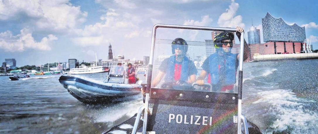 Der Arbeitsplatz der WASSERSCHUTZPOLIZEI ist der Hamburger Hafen. Von der Schiffskollision bis hin zur Gewässerverunreinigung– jeder Tag bietet eine große Bandbreite an Herausforderungen.