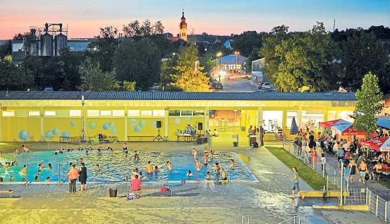 ....und dem Nachtschwimmen erfolgreich unter Beweis gestellt. Fotos: Zurek, Trouboukis, Schulz/IMG ....und dem Nachtschwimmen erfolgreich unter Beweis gestellt. Fotos: Zurek, Trouboukis, Schulz/IMG