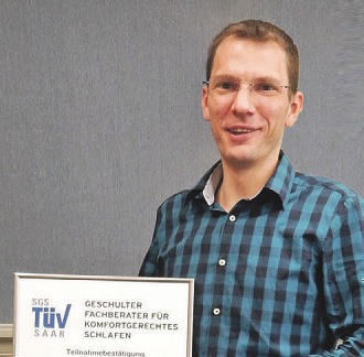 Jan Köhlmann mit dem TÜV-Siegel für Beratungskompetenz im Bereich komfortgerechtes Schlafen Foto: Köhlmann